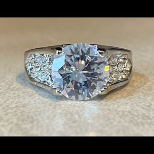 💥SILVERTONE CUBIC ZIRCONIA AND CRYSTAL-SET RING💥